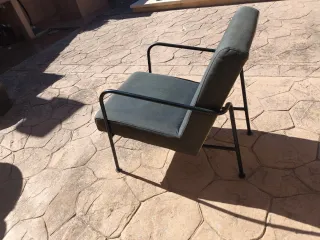 4 butacas de tela negra y estructura metal