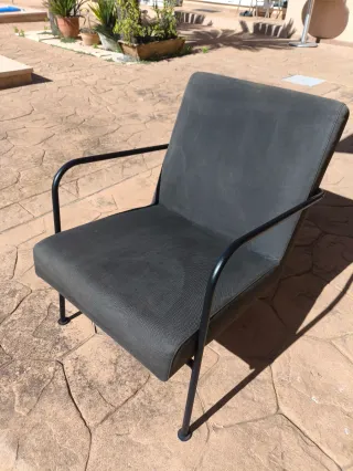 4 butacas de tela negra y estructura metal