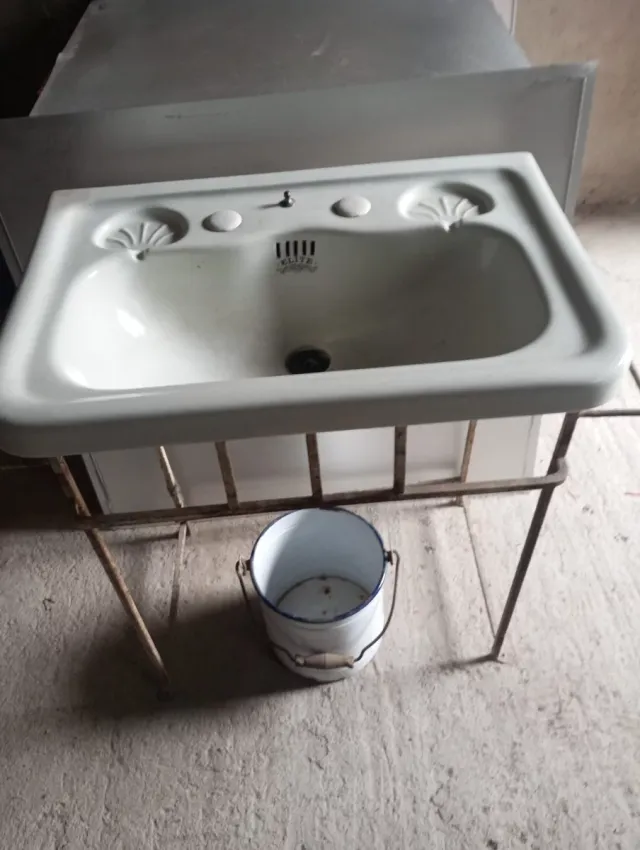Lavabo antiguo con recogedor de agua