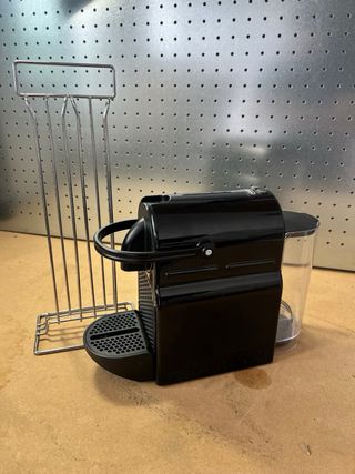 Cafetera Nespresso y porta-cápsulas