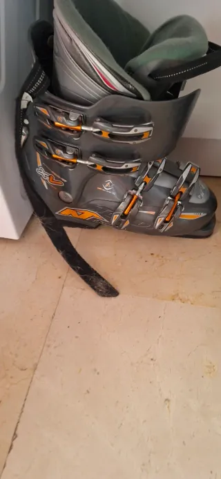 Botas de esquí y esquís de nieve