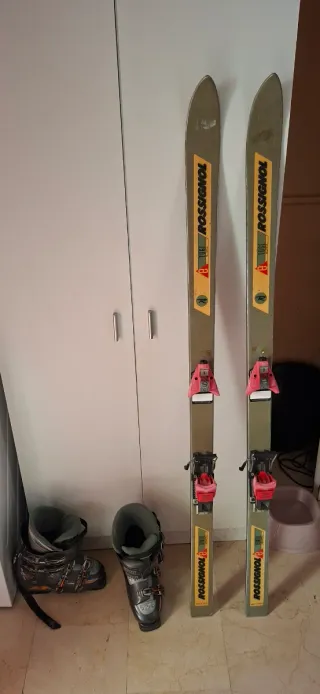 Botas de esquí y esquís de nieve