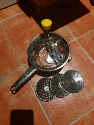 Pasa verduras manual marca VEV, de aluminio 18/10.