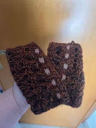 Sciarpa e guanti marrone e oro