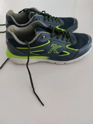 Zapatillas deportivas grises y verdes