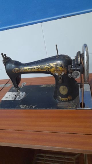 Máquina de coser antigua con mueble