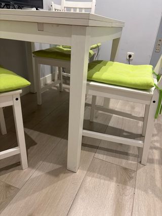 Mesa blanca plegable con 4 sillas