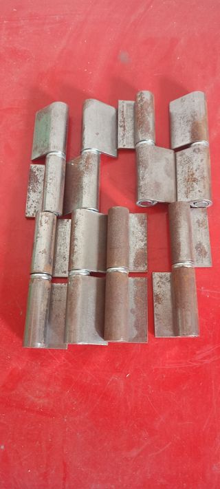 Robustas bisagras de acero para soldar.