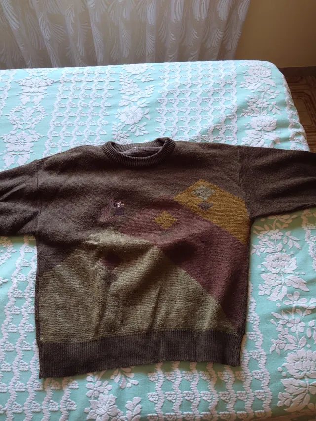 Maglione marrone e verde oliva