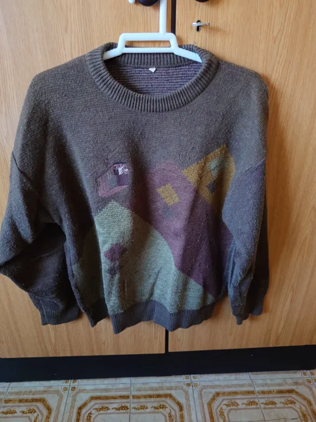 Maglione marrone e verde oliva