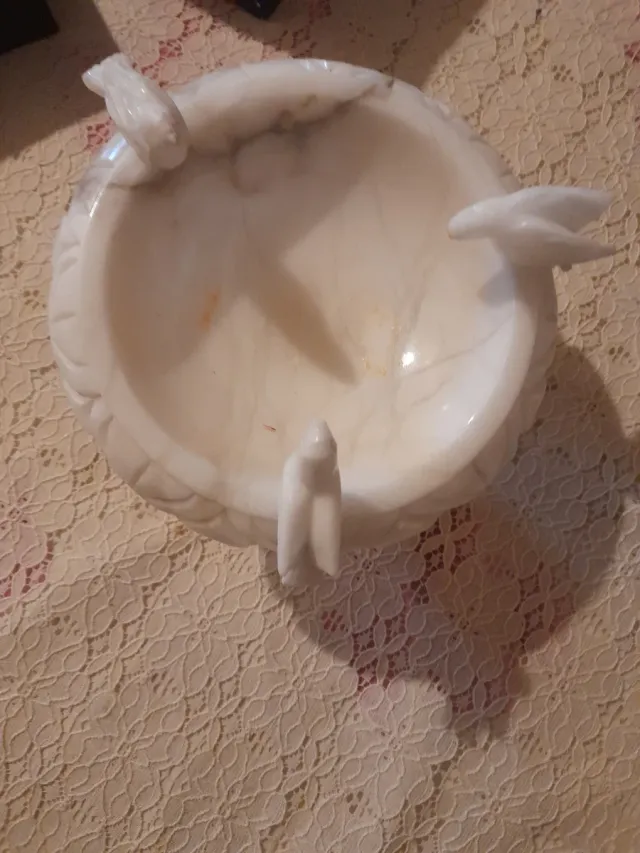 Fuente de mármol con pájaros