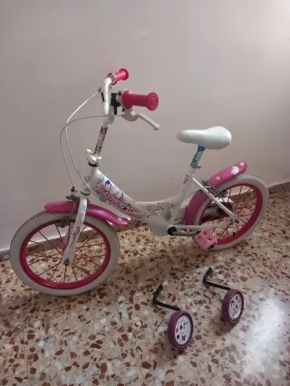 Bicicleta infantil rosa y blanca