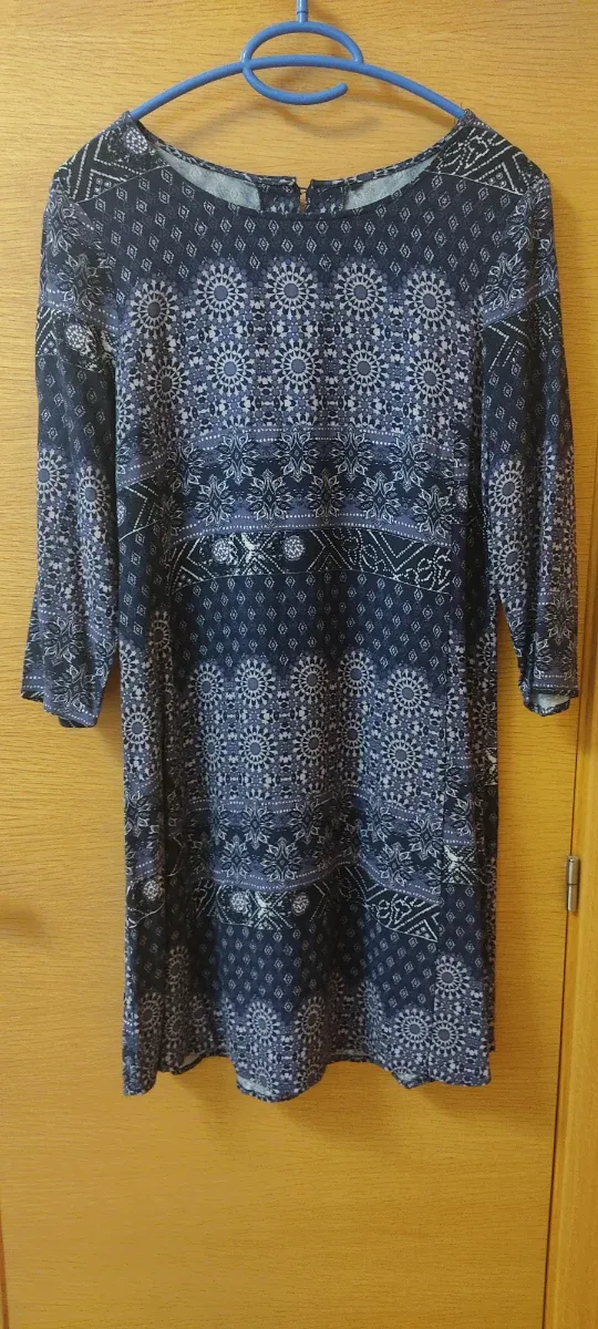 Favorecedor vestido estampado azul, lila y blanco