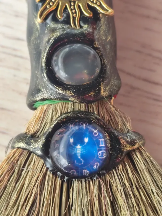 Escoba Mágica Escorpio Sol Luna Cristal