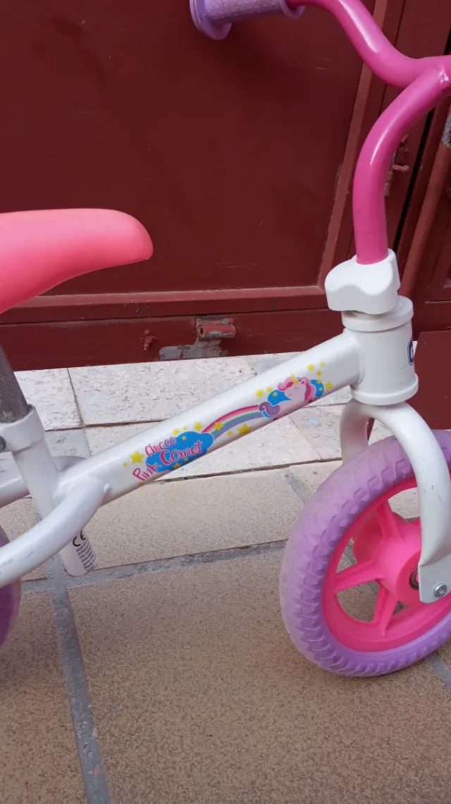 Bicicleta infantil rosa y blanca
