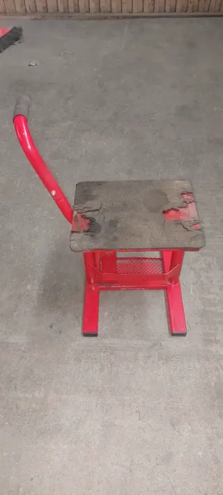 Caballete elevador para moto rojo