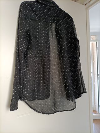 Blusa negra con puntos blancos