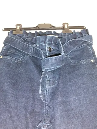 Pantalón vaquero azul con cinturón