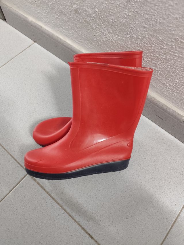 Botas de agua rojas para niños