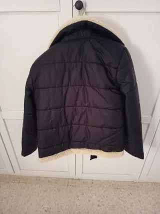 Chaquetón negro con forro beige