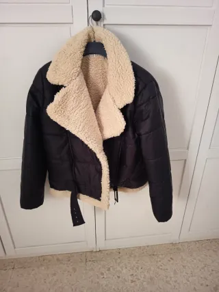 Chaquetón negro con forro beige