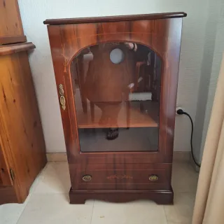 Vitrina de madera clásica con detalles dorados