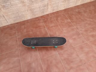 Patinete Negro con Ruedas Verdes con luces.