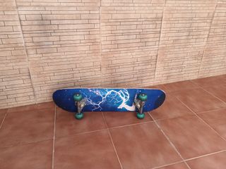 Patinete Negro con Ruedas Verdes con luces.