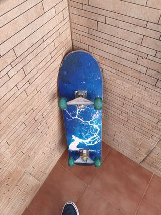 Patinete Negro con Ruedas Verdes con luces.