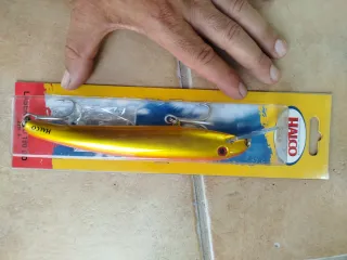 Señuelo de pesca Halco dorado y rojo