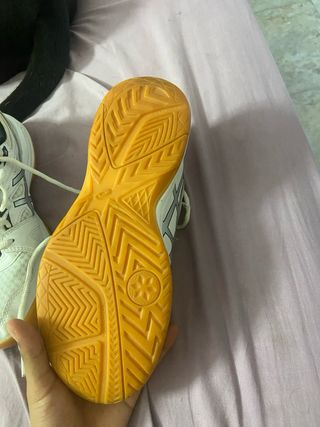 Zapatos Asics blancos y naranjas