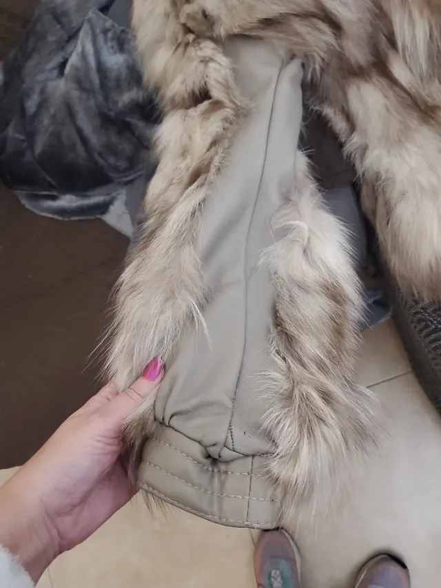 Abrigo de pelo beige y gris mangas arregladas