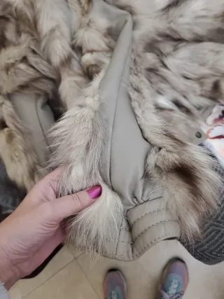 Abrigo de pelo beige y gris mangas arregladas