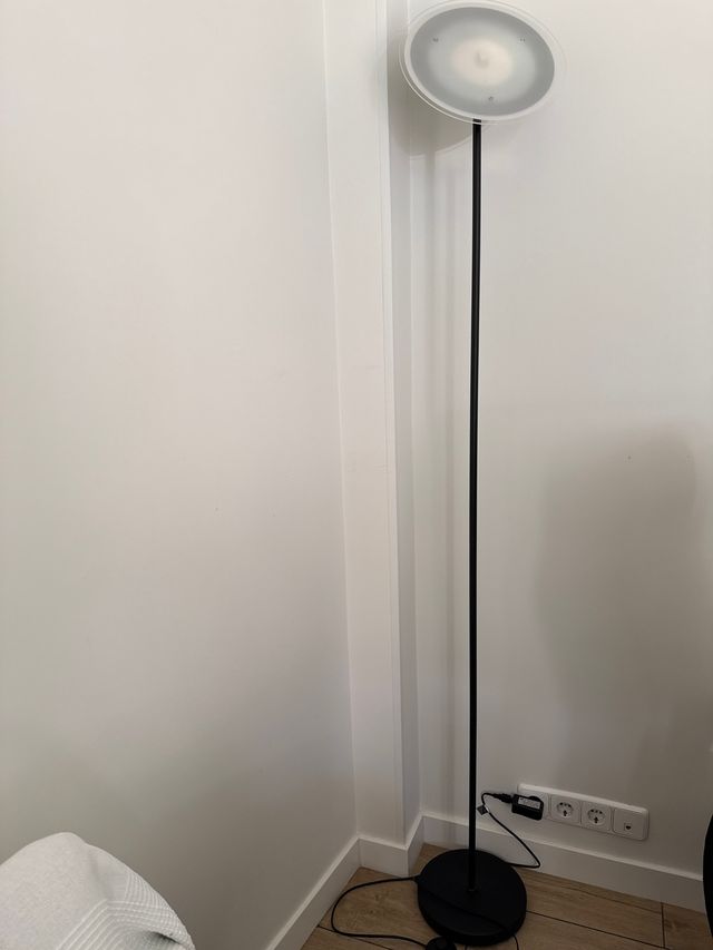 Lámpara de pie negra