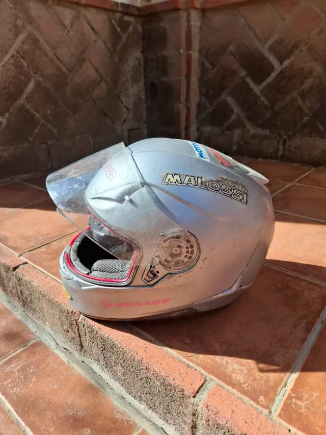 Casco de moto plateado