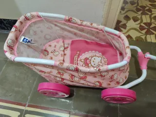 Cochecito de muñecas rosa Hello Kitty