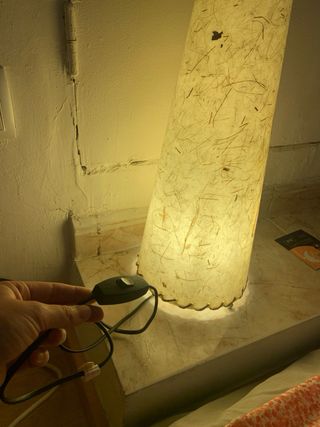 Lámpara de papel con detalles dorados