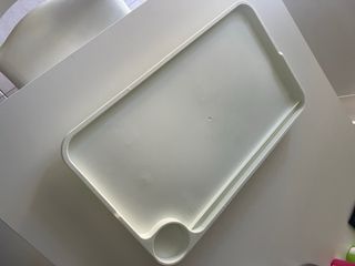 Tavolo da letto in plastica bianco