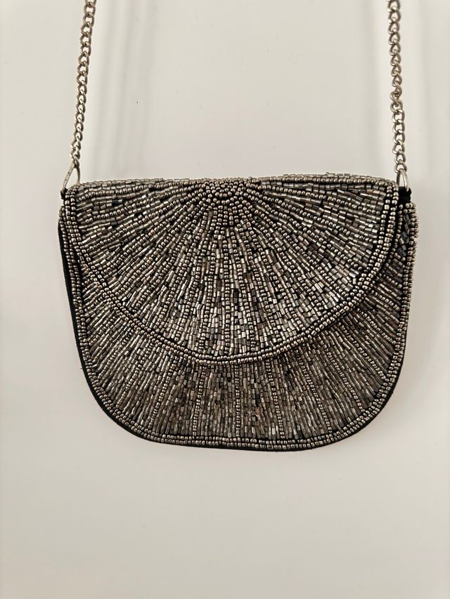 Bolso de fiesta con pedrería.