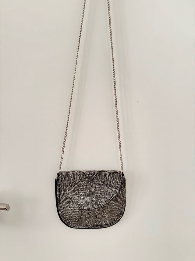 Bolso de fiesta con pedrería.