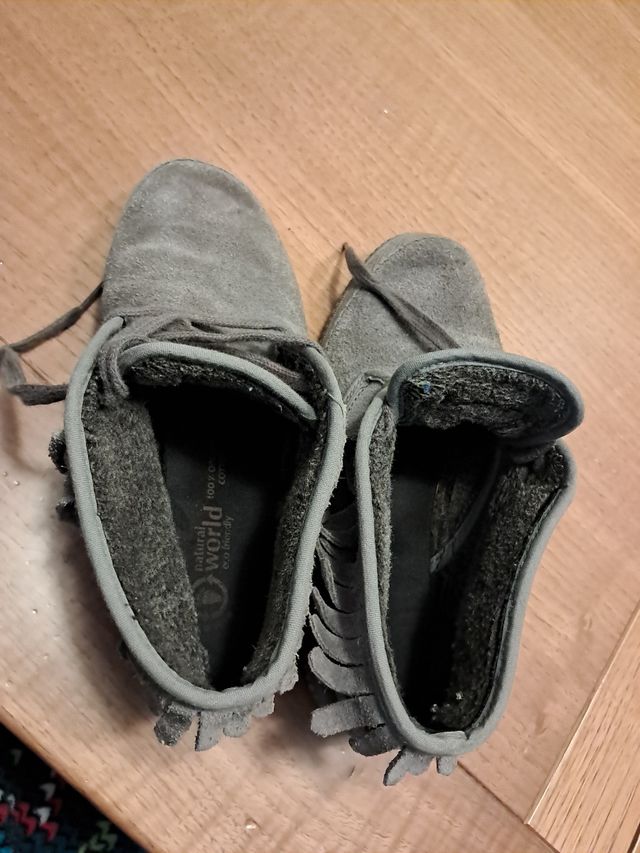 Zapatos Natural World grises talla 34. Ante gris