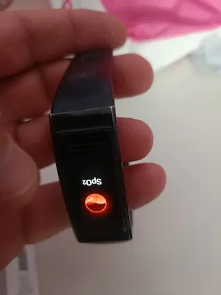 Tiene rotura de la pulsera de un lado, esta pegado