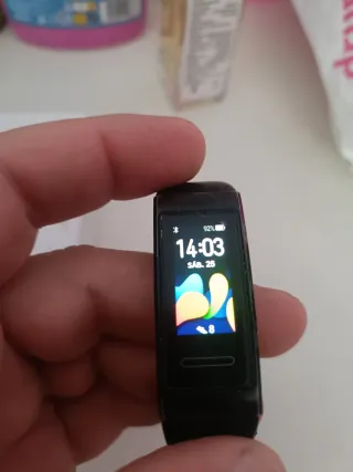 Tiene rotura de la pulsera de un lado, esta pegado