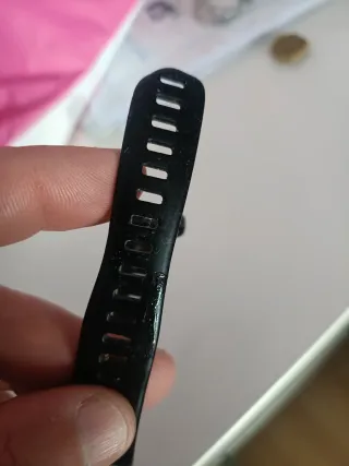 Tiene rotura de la pulsera de un lado, esta pegado