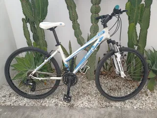 Bici BH Spike Elle Blanca y Azul. Ligera y comoda