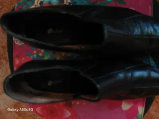 Zapatos de piel negros,tacones un poco gastado per