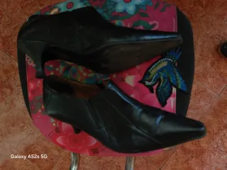 Zapatos de piel negros,tacones un poco gastado per