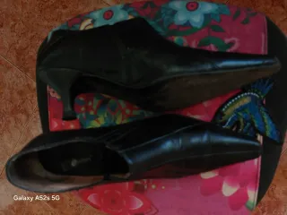 Zapatos de piel negros,tacones un poco gastado per