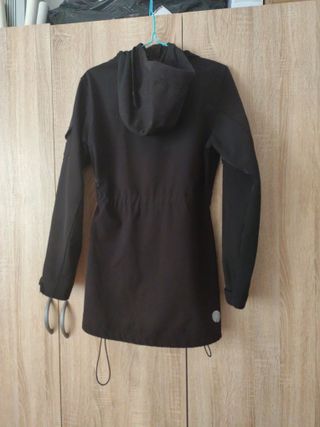Cazadora impermeable negra en perfecto estado