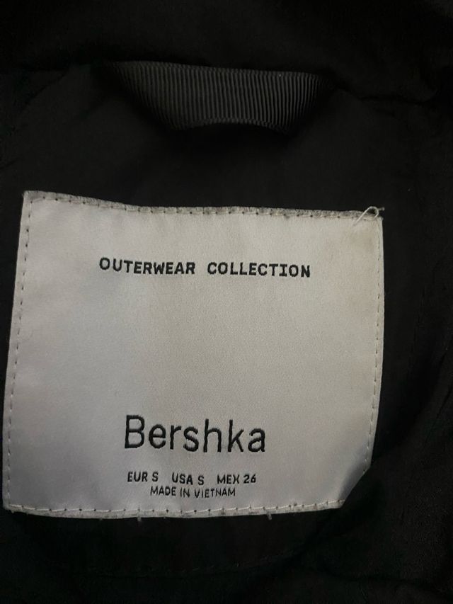 Abrigo Bershka negro 
